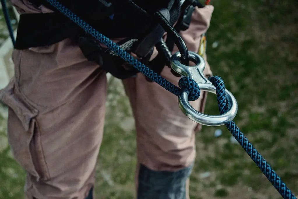 Potatura alberi in sicurezza: il ruolo del tree climber rappelling, adventure, climbing, carabiner, climber, equipment, climbing, climbing, climbing, climbing, climbing